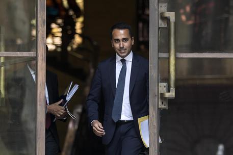 Redazione di Operai Contro, “Nel 2019 deve partire il reddito di cittadinanza. Nella legge di bilancio di fine anno dobbiamo mettere le coperture. La domanda interna si può creare se dai la possibilità di reiserirsi a chi, e sono 5 milioni, è sotto la soglia dell’autosufficienza”. Lo ha detto il vicepremier Luigi Di Maio alla festa del Fatto Quotidiano, a Marina di Pietrasanta (Lucca), intervistato da Peter Gomez, aggiungendo: “Non voglio dare soldi alle persone per starsene sul divano a fare niente. Se io ti do un reddito tu ti prendi i tuoi impegni, lavori otto ore per il […]