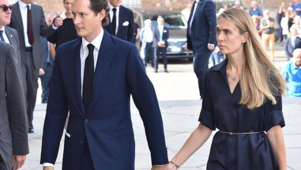 A Torino c’è stata una messa funebre per ricordare Marchionne. Tanti i padreterni dell’industria e della politica presenti nel Duomo. I capi hanno portato anche una delegazione di operai. Tute lavate e inamidate. Probabilmente erano capi. “Quello che mi ha colpito di te, Sergio, fin dall’inizio sono state le tue qualità umane, la tua generosità e il tuo modo di capire gli altri. Per me sei stato una persona con cui confrontami e di cui fidarmi, soprattutto un amico”. Un commosso John Elkann ha ricordato così Sergio Marchionne al termine della Messa in suo ricordo. Quali erano le qualità […]