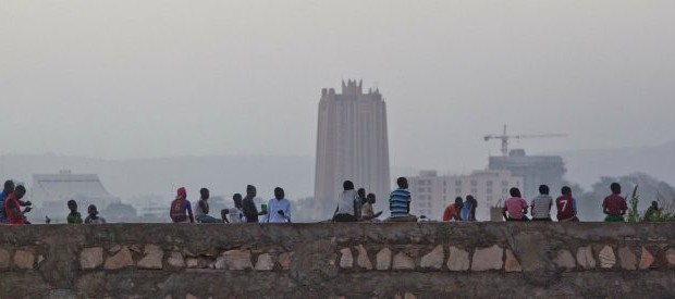 La città di sabbia non ha un nome proprio. I nomi degli scomparsi della città sono scritti sulle pareti di sabbia. Li custodisce in silenzio dopo qualche settimana passata nel vento. Tornano indietro per nostalgia e di norma nei giorni di festa. Lunghe carovane colorate di polvere, camion perduti nella tempesta, velieri in cerca di un porto e mercanti di conchiglie. Tutti assenti all’appello del sindaco della città che si ostina a chiamarli uno per uno, col nome di famiglia, ogni mattina all’alba. Poi la città di sabbia si mette in movimento. Escono prima i bambini che improvvisano tornei […]