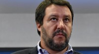 Redazione di Operai Contro, Via libera del Consiglio dei ministri al decreto sicurezza: il provvedimento approvato all’unanimità. Festeggia su Facebook il ministro dell’Interno Salvini: «DecretoSicurezza, alle 12.38 il Consiglio dei Ministri approva all’unanimità! Sono felice. Un passo in avanti per rendere l’Italia più sicura. Per combattere con più forza mafiosi e scafisti, per ridurre i costi di un’immigrazione esagerata, per espellere più velocemente delinquenti e finti profughi, per togliere la cittadinanza ai terroristi, per dare più poteri alle Forze dell’Ordine. Dalle parole ai fatti, io vado avanti!». Il premier Giuseppe Conte precisa in conferenza stampa: «Non cacciamo dall’Italia dall’oggi […]