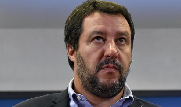 Redazione di Operai Contro, Via libera del Consiglio dei ministri al decreto sicurezza: il provvedimento approvato all’unanimità. Festeggia su Facebook il ministro dell’Interno Salvini: «DecretoSicurezza, alle 12.38 il Consiglio dei Ministri approva all’unanimità! Sono felice. Un passo in avanti per rendere l’Italia più sicura. Per combattere con più forza mafiosi e scafisti, per ridurre i costi di un’immigrazione esagerata, per espellere più velocemente delinquenti e finti profughi, per togliere la cittadinanza ai terroristi, per dare più poteri alle Forze dell’Ordine. Dalle parole ai fatti, io vado avanti!». Il premier Giuseppe Conte precisa in conferenza stampa: «Non cacciamo dall’Italia dall’oggi […]