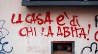 Operai Contro gli sgomberi delle famiglie e dei Centri Sociali, sono il nuovo assalto del ministro degli Interni, Salvini, ad altre fasce della povertà e del disagio giovanile. Migliaia di poveri e di giovani emarginati da questo sistema sociale, hanno negli anni occupato edifici e case vuote, per non sopravvivere sulla strada. Solo a Roma la prima ondata prevede lo sgombero di 74 immobili, con oltre 700 sfrattati poveri. Una sorta di “pulizia etnica”. Dopo i migranti sequestrati sulla navi, nelle ultime ore Salvini ha approntato un nuovo provvedimento per abolire i permessi di soggiorno umanitari. Dopo gli immigrati […]