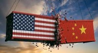   La tregua nella guerra commerciale tra Usa e Cina è già finita. Nuovi dazi su 200 miliardi di dollari di merci cinesi sono stati formalizzati dal presidente Trump, entreranno in vigore il 24 settembre. Dopo i dazi approvati a marzo e che da luglio rincarano le importazioni americane nei settori strategici di acciaio e alluminio, adesso è la volta di un’ampia gamma di merci di immediato consumo. Le tariffe per il momento sono del 10%, ma diventeranno del 25% dopo dicembre, colpendo alimentari, elettronica di largo consumo, condizionatori, prodotti per la casa, mobili, lampade ricambi auto e così […]