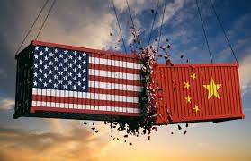   La tregua nella guerra commerciale tra Usa e Cina è già finita. Nuovi dazi su 200 miliardi di dollari di merci cinesi sono stati formalizzati dal presidente Trump, entreranno in vigore il 24 settembre. Dopo i dazi approvati a marzo e che da luglio rincarano le importazioni americane nei settori strategici di acciaio e alluminio, adesso è la volta di un’ampia gamma di merci di immediato consumo. Le tariffe per il momento sono del 10%, ma diventeranno del 25% dopo dicembre, colpendo alimentari, elettronica di largo consumo, condizionatori, prodotti per la casa, mobili, lampade ricambi auto e così […]