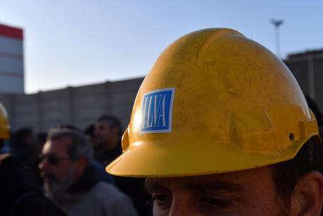 Redazione Operai contro, I votanti sono stati 6.866, favorevoli 6.452, contrari 392, astenuti 12. Bassa l’affluenza rispetto agli aventi diritto che sono 10.820. Di questi, secondo l’accordo, saranno assunti subito 8.200, mentre gli altri resteranno in Amministrazione Straordinaria o accetteranno gli incentivi all’uscita. Le schede bianche sono state 12. Le nulle 10. La percentuale dei votanti è stata del 63%, con una percentuale di astensione del 37%. Gli operai che si sono astenuti sono molti. Del resto i giochi governo-padroni-sindacati erano fatti. L’accordo firmato e non c’era niente da decidere. Il ricatto dei politici e dei sindacati forte. I sindacati […]