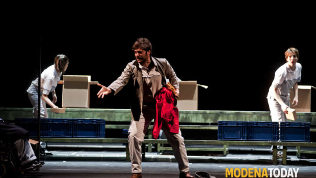 Operai, bisogna rompere l’accerchiamento politico e sindacale che i padroni ci hanno fatto, con la complicità dei partiti, Dx e Sx, dei sindacati e sindacatini, non è facile ma non ci sono alternative. Bisogna essere consapevoli che nel momento, in cui ci organizziamo come classe, ai padroni non basterà più la complicità dei partiti e dei sindacati ma ci scateneranno contro tutto il loro apparato repressivo e legge alla mano (Costituzione quella più bella al mondo) saremo tutti colpevoli, colpevoli di volerci liberare dalla schiavitù del lavoro salariato e liberarci dei nostri sfruttatori. LA CLASSE OPERAI E LA SINDROME […]