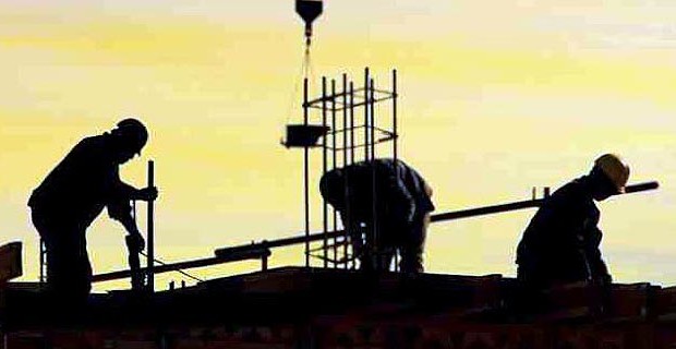 Redazione di Operai Contro, dopo l’approvazione del decreto sicurezza del Signor Salvini. Propongo di ripubblicare il seguente articolo “OGNI MESE CROLLA UN PONTE E MUOIONO 116 OPERAI” è la dimostrazione più lampante che l’avvocato dei padroni Conte, il segretario della Lega Salvini, il segretaripo del M5S sono impegnati nella sicurezza dei padroni. Sono solo interessati alla guerra contro i poveri cristi dei migranti per motivi elettorali A Genova dopo le fotografie per l’album dei parassiti è tutto fermo. “nel 2017 i morti sul lavoro sono stati oltre 1400. Come se ogni mese crollasse un ponte e uccidesse 116 operai. […]