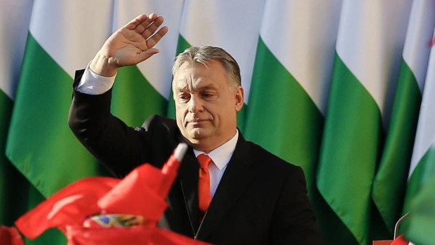Il premier ungherese Viktor Orban ha parlato alla plenaria di Strasburgo. “L’Ungheria – ha detto – sarà condannata perché ha deciso che non sarà patria di immigrazione. Ma noi non accetteremo minacce e ricatti delle forze pro-immigrazione: difenderemo le nostre frontiere, fermeremo l’immigrazione clandestina anche contro di voi, se necessario. Siamo noi a difendere le nostre frontiere e solo noi possiamo decidere. Vi dico che non accetto questa relazione e che le forze pro-immigrazione ci facciano dei ricatti sulla base di calunnie” “Sulla migrazione – ha poi detto Orban – sono disposto a cooperare con qualsiasi governo che vuole difendere […]