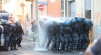 Redazione di Operai Contro Il governo, tramite il Ministero dell’Interno, ha emesso istruzioni per sgomberare in fretta gli immobili occupati. Gli occupanti sono senza casa e poveri in genere. Vedi circolare allegata. Questo governo che si vanta di essere innovatore accelera lo sgombero degli  immobili occupati seguendo la politica iniziata dal precedente ministro  Minniti. Il governo si è scordato le promesse elettorali in favore del lavoro ma è veloce nel servire gli interessi di banche e grosse immobiliari che premono per rimettere sul mercato gli immobili in questione, ora che il mercato si sta riprendendo. E gli sgomberi sono […]