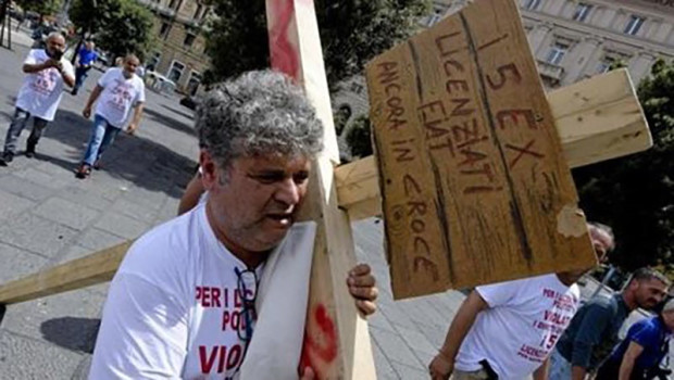 L’articolo di Erri De Luca che segue apre una nuova campagna contro l’obbligo di obbedienza, a difesa dei cinque licenziati di Pomigliano che culminerà il 30 settembre con un evento (convegno-spettacolo) al Maschio Angioino con la partecipazione del sindaco Luigi De Magistris, di Ascanio Celestini, Moni Ovadia, Franca Fornerio, Erri De Luca, Daniela Padoan, Paolo Maddalena, alcuni dei quali prenderanno parte allo spettacolo (oltre che al convegno) insieme ai cinque operai licenziati. Sarà un grande evento. Il 6 giugno 2018 la Cassazione ha stabilito l’obbligo di fedeltà dei dipendenti nei confronti del datore di lavoro, anche fuori del turno […]