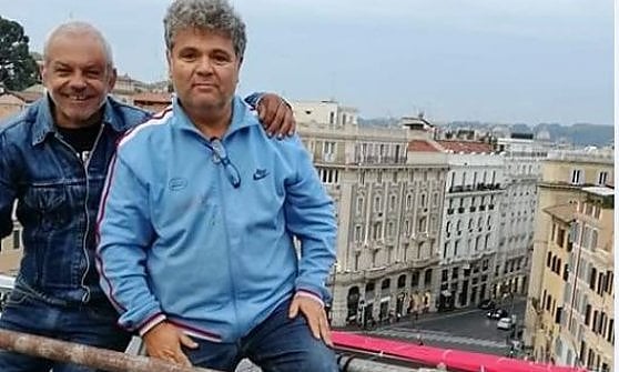 Cronache di una lotta. Lo scorso 11 ottobre, Mimmo Mignano e Massimo Napolitano due degli operai licenziati FCA sono saliti sul tetto della prima municipalità di Roma, che sta di fronte al MISE, mentre gli altri erano sotto in presidio, per denunciare al ministro del lavoro Di Maio, il ministro “dell’abolizione della povertà”, la loro condizione di operai ridotti in miseria dopo che una sentenza della cassazione, confermando il licenziamento della FIAT, da giugno li ha lasciati senza lavoro e senza stipendio. Daspo agli operai licenziati FCA PS