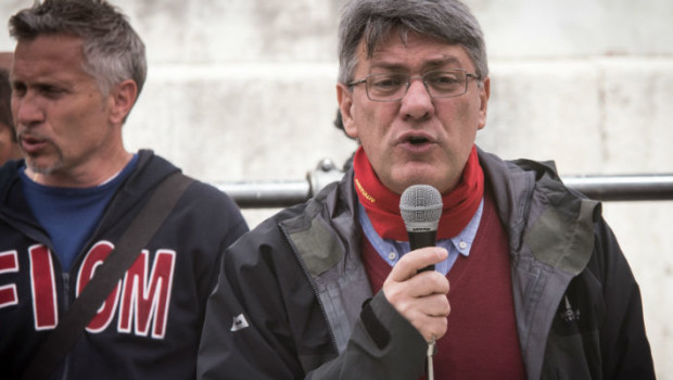 Il governo dei due miserabili ducetti, Salvini e Di Maio, può trascorre i sui giorni in tutta tranquillità se la lotta alle posizione dello stesso governo dovessero portarla avanti i sindacati confederali (CGIL CISL e UIL). Sindacati che con il solito leit motiv, fatto di inutili e imbecilli richiami, tentano di rilanciare un ipotetica serie di aperture con il governo, con incontri su :“’inversione di tendenza” rispetto all’austerity” La miseria del sindacato sta tutta in queste dichiarazioni, da domestici in livrea quali sono, alla ditta giallo verde al governo, e tale miseria è oramai una condizione ricorrente ogni giorno […]