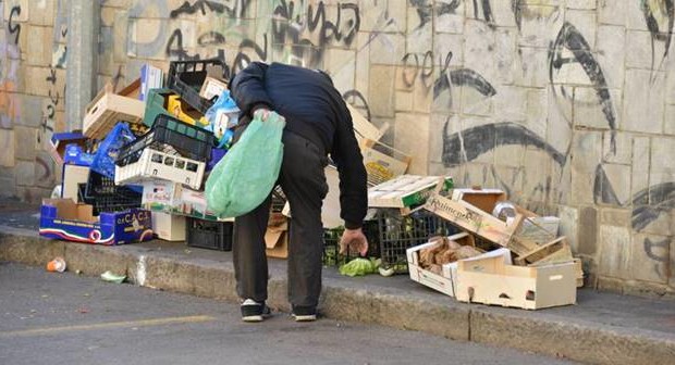 Caro Operai Contro, Di Maio ha annunciato che “questa Europa tra 6 mesi sarà finita”. Se i nuovi che arrivano, faranno come i nuovi che sono arrivati al governo in Italia, e insieme ai vecchi come Salvini, Tria, Moavero, Savona, combinano quello che stanno combinando, agli operai conviene non perdere tempo, organizzarsi, serrare le fila e poi ancora organizzarsi. * Di Maio dichiarando solennemente la fine della povertà, ha insultato i poveri declassandoli a zombie. * Salvini e Di Maio ripetono che tireranno dritto con il reddito di cittadinanza. La stesura che ne stanno facendo, è un continuo tagliare […]