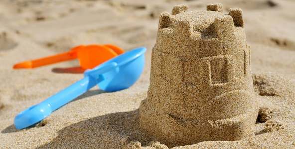 Ci sono 22 anni di differenza tra gli uni e gli altri. I bambini di sabbia, quelli nati nel Niger, si vedono 22 anni portati via dal vento. Quelli della Norvegia dei fiordi hanno in più gli anni che mancano a quelli del Sahel. Questione di fiordi e di approdi, che è ciò che il nome fiordo significa. Un braccio di mare che si insinua, talvolta per alcuni chilometri,nella costa. E anche per la scuola c’è differenza tra i due. I bambini dei fiordi vanno a scuola per almeno 12 anni e quelli di sabbia dieci in meno. Due […]