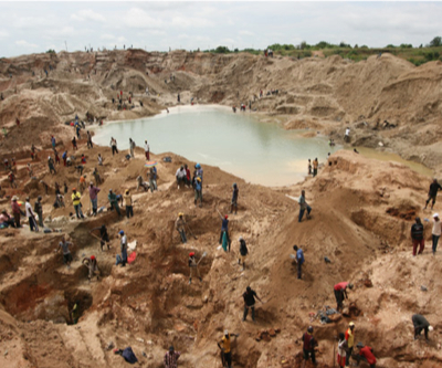 Sono quarantamila i bambini e le bambine, ragazze e ragazzi minorenni che scavano a mani nude nelle miniere di cobalto della Repubblica Democratica del Congo (RDC). Lo denuncia Amnesty International che chiede al governo del Paese africano di “fermare ora questa barbarie e di mettere in atto tutte le misure per affrontare la salute dei bambini, i loro bisogni fisici, educativi, economici e psicologici”. Secondo l’ong per i diritti umani i piccoli minatori lavorano in condizioni estreme fino a dodici ore al giorno, senza alcuna protezione e con salari da fame. A causa di carichi troppo pesanti – secondo […]