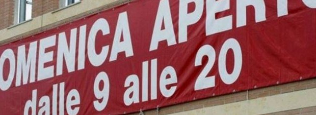 Cosa potrà cambiare per gli operai, per i commessi e per tutti lavoratori del commercio con l’ipotetica introduzione della legge sulla chiusura domenicale del governo gialloverde? Sicuramente poco o quasi nulla, vista la necessità per il capitale e dei i padroni delle aziende commerciali hanno di incrementare i loro profitti. Il percorso delle leggi che stabiliscono gli orari degli esercizi commerciali e di conseguenza gli orari di lavoro degli operai, dei commessi e dei lavoratori in genere,che lavorano nel settore commerciale, parte da molto lontano. Una delle prime leggi, che stabiliva la chiusura domenicale degli esercizi commerciali, è datata […]