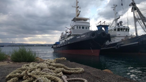 Risuonano uno dopo l’altro i nomi delle vittime, nomi senza corpo che raccontano di una moltitudine di vite e di storie, infrantesi sui confini dell’Europa: si intitola Asmat – Nomi il cortometraggio di Dagmawi Yimer, una delle opere più potenti ed evocative sul naufragio del 3 ottobre 2013. L’anonimato, in fondo, è una delle caratteristiche che definiscono le donne, gli uomini, i bambini in transito nel Mediterraneo – così come in molti altri spazi di frontiera. Riscattare la singolarità irriducibile di un’esistenza è l’estremo gesto di resistenza che ci propone Asmat – Nomi. NEL QUINTO ANNIVERSARIO di quel naufragio, mentre […]