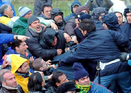 Caro Operai Contro, fabbriche e attività ogni giorno chiudono o falliscono, altre dichiarano lo stato di crisi. Grandi, piccole e medie imprese, spesso la notizia di un’altra fabbrica che chiude, non va oltre i notiziari locali, ancora meno ai regionali, di rado sui nazionali. Eccezioni a parte, dopo lo sciopero e lo scalpore dei primi giorni, poi la cassa integrazione mette il silenziatore, il problema è “risolto”: l’azienda chiude, o subito o lentamente, per “crisi” o cessata attività, oppure perché viene trasferita. Le crisi per “riorganizzazione” e “ristrutturazione”, servono invece ai padroni per ridurre personale o sostituirlo con altro […]