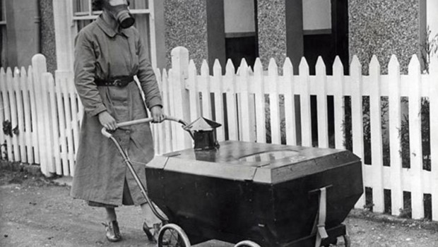 Trump è un passo avanti, sempre. Le altre borghesie nazionali si interrogano sulle sue mosse, commentatori e analisti sono sempre pronti a fornire le loro interpretazioni, ma inevitabilmente vengono spiazzati da una sua nuova boutade. Che nel breve tempo si scopre che ghiribizzo e battuta non è, poiché, se non altro, impone agli altri stati una immediata rincorsa sullo stesso terreno. Nella guerra commerciale ha introdotto una marcia forzata in cui ogni sei mesi un nuovo dazio protezionistico viene adottato, le commissioni incaricate lavorano a pieno regime per sfornare nuovi report. A quel punto Trump chiama gli addetti stampa […]