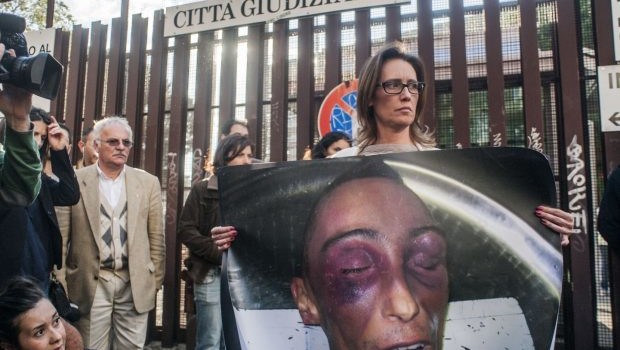 Mettere al bando le mele marce, chiederne la testa, buttarle fuori (quando sono proprio smascherate e non se ne può fare a meno di mandarle via!). Tutto, a patto però di salvare l’Arma. È la posizione assunta, nella vicenda Cucchi, da tutti i benpensanti e difensori a oltranza dell’importante braccio militare della borghesia. Ora che un carabiniere ha denunciato se stesso e due colleghi per le botte che hanno causato la morte del ragazzo romano, il coro unanime è di “indignazione” per i colpevoli ma comunque sempre di apprezzamento per l’Arma e i suoi valori. Ilaria Un lettore di […]