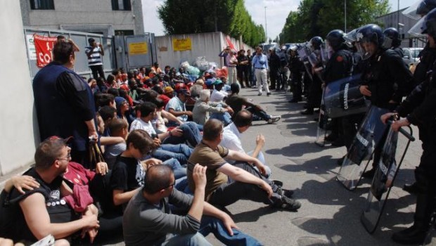 Caro Operai Contro, il decreto “Sicurezza e immigrazione” presentato da Salvini e approvato dal Consiglio dei Ministri del governo Conte, criminalizza le lotte operaie. Infatti con l’articolo 25 del suddetto decreto, i picchetti diventeranno un crimine, punibile con la reclusione da 1 a 6 anni. Se poi ad essere condannato sarà un operaio o lavoratore extracomunitario, costui potrà anche essere espulso dall’Italia. Questo provvedimento colpisce tutti gli operai che in Italia, decidessero forme di lotta con picchetti sulle strade, davanti a prefetture e sedi istituzionali, sui cancelli delle aziende. I primi nel mirino per essere colpiti, sono gli operai […]