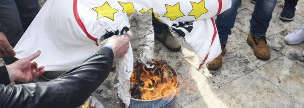 L’ultima giravolta dei Pentastellati sulla Tap (Trans Adriatic Pipeline) ha mostrato una volta di più la natura truffaldina della democrazia. Il buon Di Maio, nonostante le promesse elettorali, deve inchinarsi alla volontà dei padroni, italiani ed europei. E’ sciocco (e pericoloso) pensare che il voto potesse fermare la Tap. Il voto è servito solo a mandare in parlamento uno stuolo di furbi politicanti, dove la presenza di qualche ingenuo serve solo a confondere le acque. La Tap è un grosso affare, in primis per l’Eni-Snam, e poi per tutte le imprese coinvolte, con il relativo codazzo di faccendieri. Tutta […]