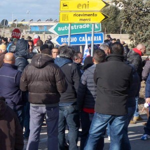 Noi operai dell’ILVA siamo in balia delle scelte dei padroni . Stando all’accordo padrone-sindacati-governo, 8200 operai dall’1 novembre prossimo dovrebbero passare alle dipendenze di ArcelorMittal. Dei 10826 operai, non sappiamo ancora chi sarà  assunto dal nuovo proprietario o chi resterà  per (almeno) 5 anni in capo all’amministrazione straordinaria. Questa è stata la scelta di padrone-governo-sindacati per spingerci a votare si al loro referendum. La maggior parte di noi finiranno cassa integrazione, solo in 300 saranno  utilizzati per le attività di bonifica. Su un organico di 10826 operai sono 2586 gli esuberi dichiarati, ma non ancora sono stati ufficializzati i […]