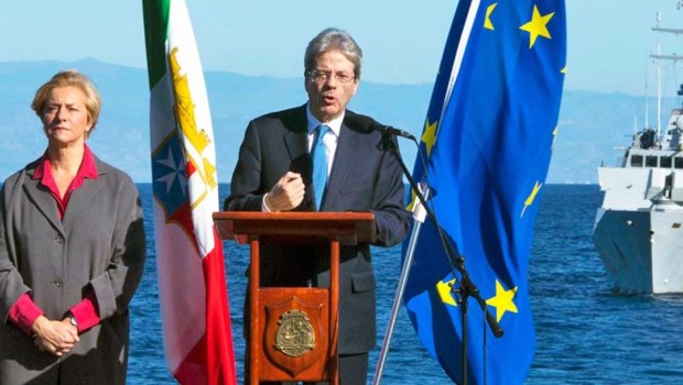 Il controllo della migrazione irregolare è solo un pretesto. L’inizio della presenza militare italiana nel Niger, al confine con la Libia è ormai, nel silenzio mediatico, solo una questione di tempo. L’operazione già concordata, decisa, sconfessata e infine approvata dalle due parti si farà . In ballo c’è ben altro che la lotta alla migrazione informale. Solo profittando della distanza e della nullità di notizie dal Sud del mondo si può pensare di far credere che il motivo sia la costruzione di una ragnatela che impedisca la mobilità della gente. In realtà c’è da credere che siano altre le […]