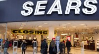   E’ passata un po’ in sordina la notizia della bancarotta di Sears Holdings. Eppure si tratta di uno dei più grandi e storici gruppi statunitense nella distribuzione di merci. Una Esselunga o un Carrefour alla decima potenza. E di solito quello che succede negli Usa prima o poi avviene anche in Europa e in Italia. La procedura di bancarotta (con il cosiddetto Chapter 11) è formalmente stata aperta quando lunedì 15 ottobre Sears avrebbe dovuto rimborsare un debito da 134 milioni di dollari, ma in cassa quel denaro non c’era e nessuno era più disposto a fargli ulteriore […]
