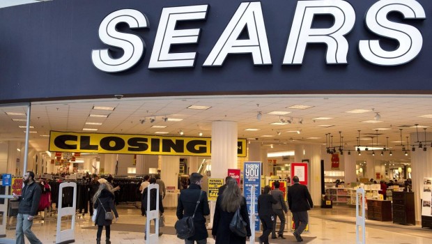   E’ passata un po’ in sordina la notizia della bancarotta di Sears Holdings. Eppure si tratta di uno dei più grandi e storici gruppi statunitense nella distribuzione di merci. Una Esselunga o un Carrefour alla decima potenza. E di solito quello che succede negli Usa prima o poi avviene anche in Europa e in Italia. La procedura di bancarotta (con il cosiddetto Chapter 11) è formalmente stata aperta quando lunedì 15 ottobre Sears avrebbe dovuto rimborsare un debito da 134 milioni di dollari, ma in cassa quel denaro non c’era e nessuno era più disposto a fargli ulteriore […]