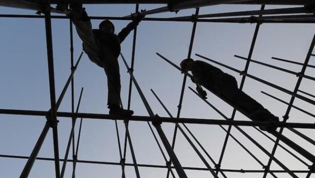 Caro Operai Contro, mediamente 4 operai muoiono ogni giorno sul lavoro, per 365 giorni l’anno. Senza contare i feriti, quanti restano invalidati e le malattie professionali. Eppure questa ecatombe non ha trovato spazio nel programma di “cambiamento” del governo Conte, subentrato dopo 5 anni di governi del Pd. L’Osservatorio indipendente di Bologna segnala che: “Quest’anno supereremo ogni record da quando nel 2008, è stato aperto l’Osservatorio. Ma è stato sempre un crescendo, altro che cali”. Come detto, questa strage ed il suo “crescendo” è totalmente ignorata dal governo Conte. A Salvini non frega niente, essendo già molto impegnato a […]