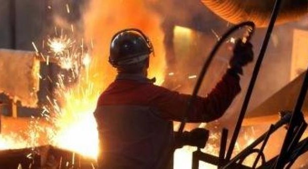 I nuovi padroni dell’ILVA di Taranto portano avanti i 3 mila licenziamenti come d’accordo con Di Maio e i dirigenti sindacali FIM-UILM-FIOM-USB. Chiaramente il padrone si libera dagli operai che più si sono mostrati nelle proteste i questi ultimi anni. Si libera anche degli operai invalidi o ammalati. Gli operai che passano alle dipendenze di ArcelorMittal sono 10.700 in tutti gli stabilimenti del gruppo, 8.200 a Taranto. Quelli che restano con l’amministrazione straordinaria in cassa integrazione a zero ore fino al 2023 sono 2.586 gli esuberi, e 300 che saranno utilizzati per le bonifiche). I sindacalisti della mazzetta di […]