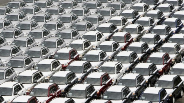 Sono anni che il ritornello viene ripetuto dai padroni, dai politici parassiti, dai sindacalisti mazzettari. Per tutti costoro occorre aumentare l’occupazione perchè l’economia borghese si riprenda. Per dare un lavoro a noi operai si ripete la favoletta di aumentare gli investimenti. Lo stato elargisce miliardi di euro ai padroni. I padroni si arricchiscono e gli operai vengono condannati a fare la fame. La cosa atroce è che più appare che il capitalismo non è eterno ed è incapace di uscire dalla crisi di sovrapproduzione, più appaiono i profeti della necessità dell’occupazione degli operai. Noi operai che conosciamo la schiavitu […]