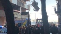 Due operai sono morti a Taranto cadendo da un cestello elevatore di una gru durante lavori di ristrutturazione di un edificio di via Galeso, al rione Tamburi di Taranto. Il cestello sollevato dal braccio dell’elevatore, su cui stavano operando due operai, si è ribaltato. I due operai, sono precipitati nel vuoto da un’altezza di circa 15 metri e sono morti sul colpo. Le vittime sono Giovanni Palmisano, di 33 anni, e Angelo D’Aversa, di Statte (Taranto), impegnati nei lavori di ristrutturazione dell’immobile. Sul luogo della morte di operai da un po di tempo arrivano i funzionari dello Spesal (Servizio […]