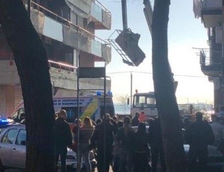 Due operai sono morti a Taranto cadendo da un cestello elevatore di una gru durante lavori di ristrutturazione di un edificio di via Galeso, al rione Tamburi di Taranto. Il cestello sollevato dal braccio dell’elevatore, su cui stavano operando due operai, si è ribaltato. I due operai, sono precipitati nel vuoto da un’altezza di circa 15 metri e sono morti sul colpo. Le vittime sono Giovanni Palmisano, di 33 anni, e Angelo D’Aversa, di Statte (Taranto), impegnati nei lavori di ristrutturazione dell’immobile. Sul luogo della morte di operai da un po di tempo arrivano i funzionari dello Spesal (Servizio […]