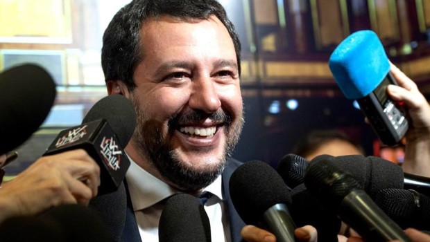 Redazione di Operai Contro, Il decreto sicurezza è passato in Senato con il voto di fiducia. E’ composto da 40 articoli, regola l’immigrazione, la sicurezza pubblica, il ministero dell’Interno e l’Agenzia per i beni confiscati. Il decreto sicurezza di Salvini ignora la strage di operai nelle fabbriche I padroni possono stare sicuri. Il decreto sicurezza assicura i padroni I padroni potranno continuare tranquillamente a fare strage di operai in nome del loro profitto Operai il decreto sicurezza è una nuova legge per i padroni Un operaio di Milano