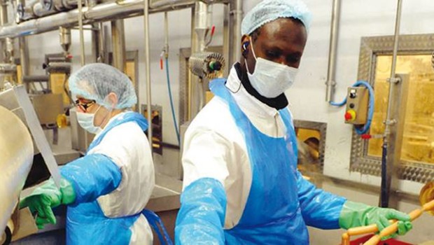 Caro Operai Contro, con il decreto Sicurezza approvato al Senato, meno di 20 mila immigrati su 622 mila irregolari, potranno seguire percorsi di integrazione. Raddoppiano i tempi di detenzione nei centri per immigrati, aggravandone anche le condizioni per il taglio progressivo dei i finanziamenti che scenderanno: da 1,7 miliardi del 2017 a 1,05 miliardi del 2021. Le strutture che ospitano i richiedenti asilo non riceveranno più dallo Stato, 35 euro giornaliere per ogni immigrato. Questa cifra scende tra i 19 e i 26 euro, in base alle caratteristiche della struttura. Da sfatare il luogo comune per il quale i […]