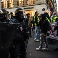 Oltre 250 mila persone hanno costituito circa 2 mila blocchi stradali in tutto il Paese per contestare gli aumenti di carburante voluti dal presidente Emmanuel Macron. I «gilet gialli», i manifestanti usano quelli obbligatori sulle auto in tutta Europa per le soste in emergenza, hanno avviato la protesta per l’aumento del prezzo dei carburanti per poi estenderla a tutta la politica fiscale del presidente Emmanuel Macron. Le origini delle protesta La protesta dei gilet gialli – partita dai social – è stata innescata dall’aumento dei prezzi dei carburanti ma si è estesa a una più ampia denuncia della politica […]