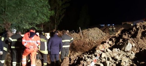 Caro Operai Contro, a Crotone 3 operai muoiono sul lavoro insieme al loro padrone, descritto come una persona “illuminata”. Il suo nome Massimo Marrelli, compare nei titoli dei giornali locali, nazionali e nei telegiornali. I nomi dei 3 operai morti non compaiono in nessun titolo, da nessuna parte! L’apparato ben collaudato della propaganda, riflette dal punto di vista della borghesia, il funzionamento di questa società, perché tutti sappiano e per primi i giovani, che in questa società fondata sullo sfruttamento degli operai, in confronto alla morte del signor padrone, la morte di uno o più operai non conta niente. […]