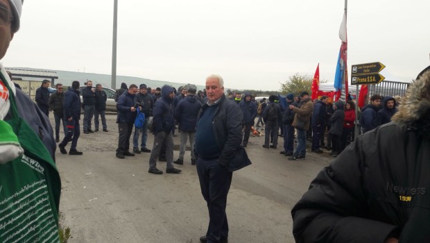 Si è conclusa la vertenza avviata dagli operai insieme alla Rsu alla Lear fabbrica dell’Indotto di S.Nicola di Melfi, dove si assemblano sedili. La prima cosa che viene fuori è quella che gli operai quando protestano e sono uniti riescono a strappare qualcosa al padrone, qualcosa che il padrone non darebbe mai solo con le riunioni e tavoli vari insieme all’aristocrazia operaia e alla burocrazia sindacale. Entrando nello specifico della vertenza, tutti gli operai otterranno il riconoscimento del 4° livello al raggiungimento del ventesimo anno di anzianità, alcuni anche prima per aver svolto mansioni superiori. Viene istituita “la commissione […]