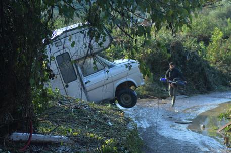 Redazione di Operai Contro, Sono salite a 12 le vittime per il maltempo in Sicilia Il bilancio più grave vicino a Palermo, dove oggi e domani è stato dichiarato il lutto cittadino. La furia dell’acqua ha cancellato due famiglie, i cui componenti si erano riuniti ieri per passare la serata insieme in una villetta situata in località Casteldaccia. L’edificio è stato sommerso dall’acqua e dal fango del fiume Milicia, ingrossato dalle piogge di ieri e le nove persone all’interno sono annegate. Tra i morti anche due bambini, di uno e tre anni. Ora i benpensanti giallo-verde danno l colopa […]