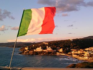   Nell’arco degli ultimi due mesi tre gruppi industriali importanti sono stati venduti. A fine settembre la cinese Haier per 475 milioni di euro si è comprata gli elettrodomestici Candy dagli storici proprietari, i fratelli Fumagalli. A fine ottobre è invece la famiglia Agnelli-Elkann che si vende per 6,2 miliardi di euro la Magneti Marelli a KKR, un fondo di capitali statunitensi. Il terzo gruppo è nientemeno che Ansaldo Sts, che con questa operazione annunciata settimana scorsa, valore 875 milioni di euro, passerà definitivamente e al 100% nelle mani della giapponese Hitachi. A far cassa questa volta è il […]