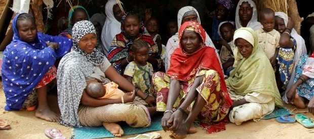  Vendiamo le migliori cipolle del Sahel. Per imparare a piangere più in fretta quando occorre. Vendiamo carne di ottima qualità, troppo cara per le famiglie povere dei quartieri della capitale Niamey. Nel mentre si progetta di costruire una delle macellerie con camere frigorifiche più importanti della regione. Vendiamo la sabbia a chiunque voglia installarsi, con garbo, nello spazio saheliano. Del vento neppure a parlarne: arriva gratuito e dunque si offre a prezzo scontato, secondo le circostanze. E’offerto a cittadini e residenti occasionali quasi a ogni stagione dell’anno. Il turismo, lui pure in vendita,  è stato spazzato via dalla storia […]