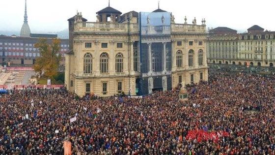 Migliaia di persone hanno riempito piazza Castello a Torino per manifestare il sostegno alla ferrovia Torino- Lione. La manifestazione convocata da sette imprenditrici e dall’ex sottosegretario alle infrastrutture di Forza Italia Mino Giachino ha visto in piazza padroni e padroncini, gli impiegati ed alcuni lavoratori delle ditte che fanno profitti con gli appalti della TAV, gli studenti figli di padroni e dei loro leccapiedi, i pensionati dello SPI CGIL, esponenti politici e iscritti del Pd, della Lega e di Forza Italia. Quando vogliono i padroni organizzano manifestazioni politiche In piazza si pavoneggiava il gangster, figlio di padroni, ed ex […]