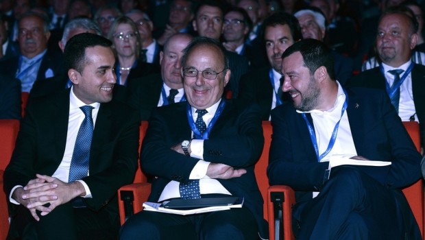 Di Maio sul Sole 24ore, Salvini da Assolombarda, in concorrenza a chi garantisce meglio gli interessi degli industriali, grandi e piccoli.   I rappresentanti della piccola borghesia al governo si fanno in quattro per rassicurare i padroni, dai più grandi ai più piccoli. Di Maio scrive una lettera “alle imprese” pubblicata sabato 8 dicembre sul “Sole 24 ore” (giornale economico degli industriali e delle banche) per rassicurarli e promettere finanziamenti e sconti fiscali oltre alle solite frasi fatte sull’avvenire radioso dell’Italia. Salvini incontra i rappresentanti delle imprese a Roma e poi corre a Milano da Assolombarda. I due vicepremier […]