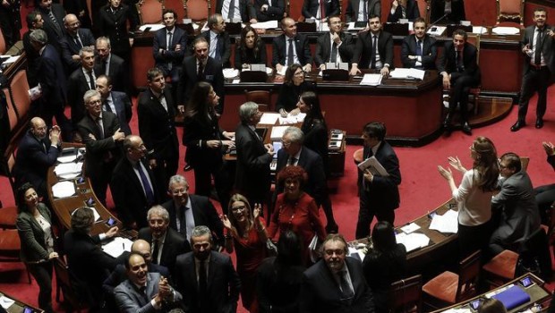 Dopo le vicende delle votazioni per l’ultima legge finanziaria, una cosa è chiara: la forma parlamentare del potere della repubblica borghese non serve più a niente, il parlamento può essere sciolto in qualunque momento e quando vorranno lo scioglieranno. Era in funzione anche prima dell’avvento del fascismo e nel momento in cui diventò un intoppo alla nuova gestione del potere dei padroni venne sciolto senza problemi. C’erano i deputati, i partiti, il governo eletto tramite elezioni, il voto di fiducia, ma non servivano più e Mussolini li mandò a casa A che punto siamo arrivati oggi? Oggi detta legge […]