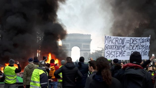 Ma non avevano detto che la lotta di classe era morta e sepolta, che il contrasto fra ricchi e poveri si era sciolto in percorsi individuali di ricollocazione sociale? La rivolta in Francia dice tutt’altra cosa.   Ci dispiace per i teorici della nuova epoca, della fine delle classi e del contrasto di classe, si sono sbagliati. Il fuoco della rivolta ha lambito il monumento sacro della Repubblica Francese, l’Arco di Trionfo, l’hanno appiccato gli “immiseriti”. Guai a definirli proletari, o operai caduti in miseria, o piccola borghesia rovinata dalle misure economiche del governo, queste definizioni potrebbero richiamare vecchi […]