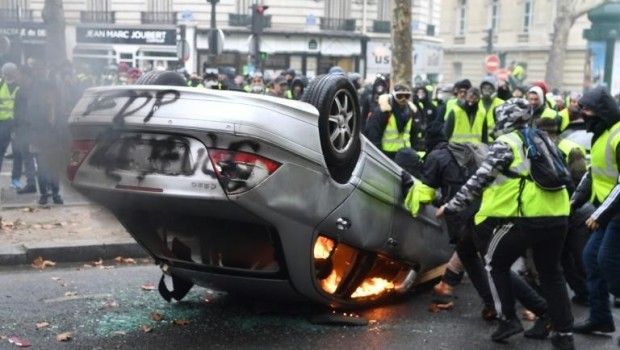 I tentativi di imbrigliare il movimento dei gilet fallisce, non ci sono rappresentanti da comprare e compromettere, non ci sono portavoce capaci di fermare una tale rabbia sociale. Nessuna mediazione è possibile se non la marcia indietro del governo.  2-ALL’ASSALTO DELL’ARCO DI TRIONFO