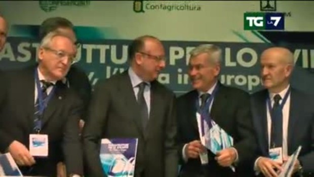 Si riuniscono pubblicamente escludendo esponenti politici ed istituzionali, vogliono pesare nei rapporti col governo come blocco sociale, come padroni associati. Sono tutti pronti ad inchinarsi.   Caro Operai Contro, ribadendo la loro contrarietà al programma del governo Conte, a Torino il 3 dicembre 2018 si sono riuniti 2 mila padroni organizzati in 12 associazioni di tutti i settori, con i rispettivi presidenti, che rappresentano aziende con 13 milioni di occupati, corrispondenti al 65% del Pil: Confindustria, Casartigiani, Ance, Confapi, Confesercenti, Confagricoltura, Legacoop, Confartigianato, Confcooperative, Confcommercio, Cna e Agci. Il guanto della sfida al governo per conto di padroni e […]
