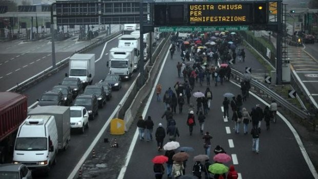 Nel decreto sicurezza ci sono norme che colpiscono occupazioni, blocchi stradali, presidi. Chi mette in atto, per difendersi, queste forme di lotta se non gli operai? In realtà il governo del popolo vuole la galera per gli operai che protestano, ma lo tiene nascosto. “Bene, sono molto contento, giornata memorabile. Sono soddisfatto che sia rimasto qualche reduce di sinistra a ritenere che l’immigrazione clandestina non sia un problema e che la sicurezza sia una cosa di destra, mentre è una cosa di tutti”. Con queste parole Salvini ha commentato la conversione in legge del decreto sulla sicurezza e l’immigrazione […]